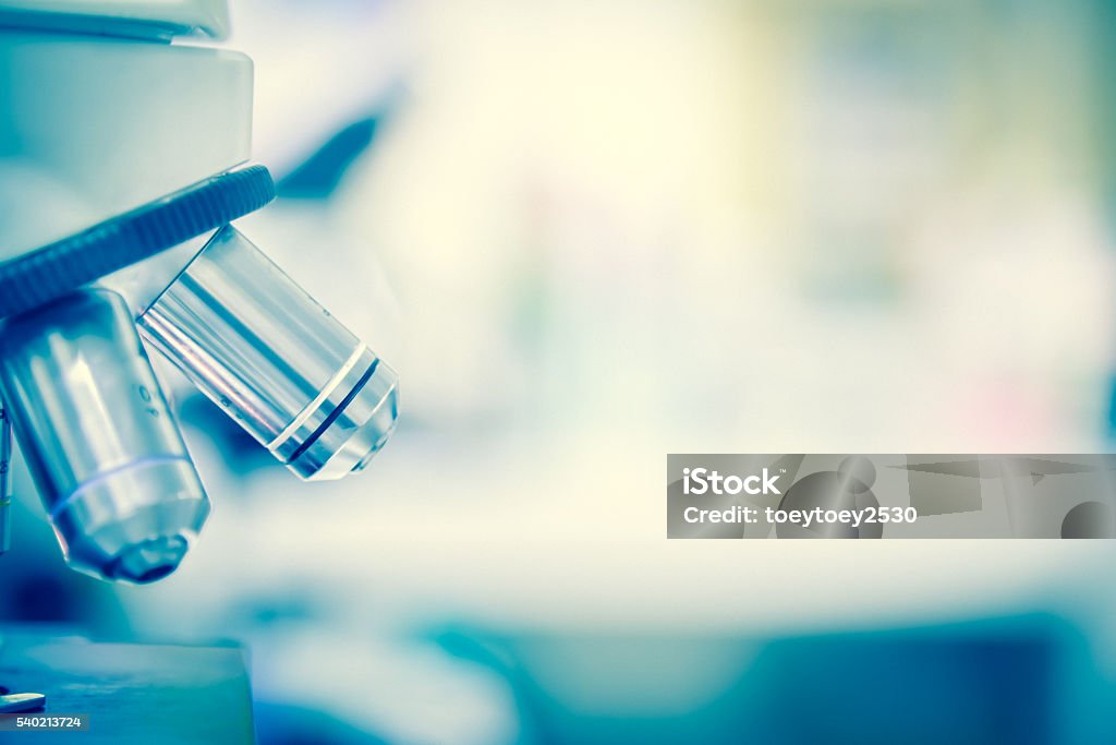 Wissenschaftler mit Mikroskop in einem Labor - Lizenzfrei Labor Stock-Foto