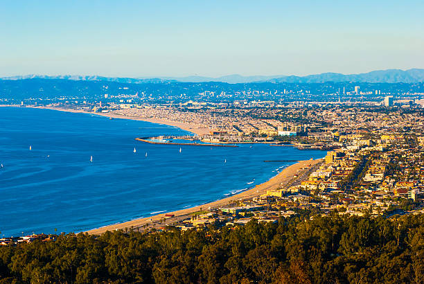 los angeles metropolitan gegend mit blick auf den santa monica bucht. - city of los angeles los angeles county southern california san gabriel mountains stock-fotos und bilder