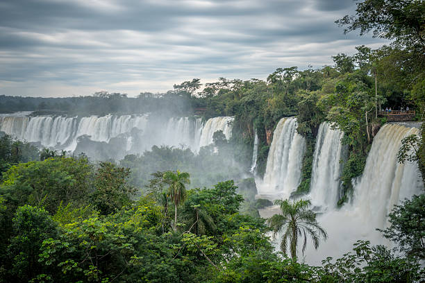 водопад игуасу со стороны аргентины - iguazú стоковые фото и изображения