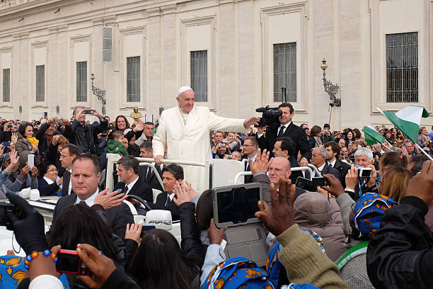 papst franziskus im allgemeine publikum - rome italy lazio vatican stock-fotos und bilder