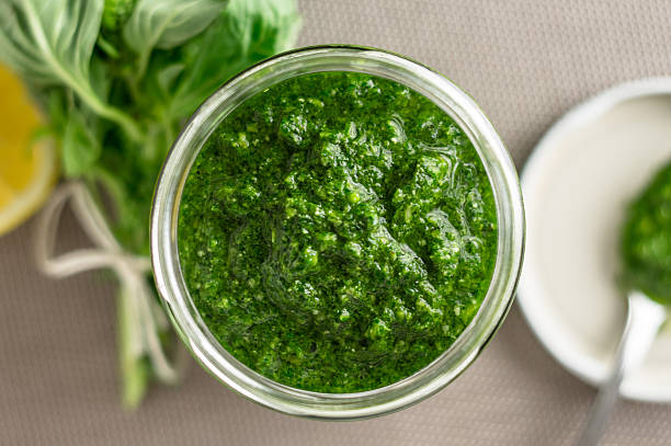 molho pesto vista superior em close-up - spice green leaf gourmet - fotografias e filmes do acervo