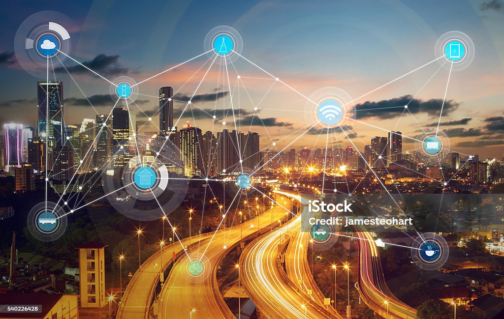 inteligente de la ciudad y a la red de comunicación inalámbrica - Foto de stock de Internet de las Cosas libre de derechos