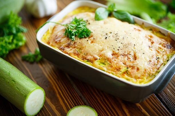 запеканка с сыром и цуккини - zucchini gratin casserole squash стоковые фото и изображения