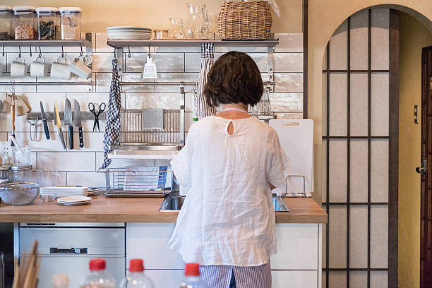 日本人女性でモダンなキッチン、クッキング、皿洗い - cleaning domestic kitchen clean chef ストックフォトと画像