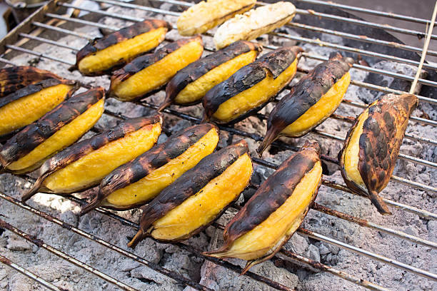 банановый на гриле - grilled bananas стоковые фото и изображения
