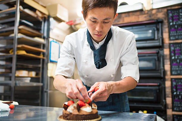 ベイカー ケーキの飾りつけ - パン職人　日本 ストックフォトと画像