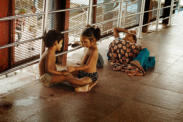 indiano rapaz e rapariga a tocar na estação de ferroviária - begging currency parent teenager imagens e fotografias de stock