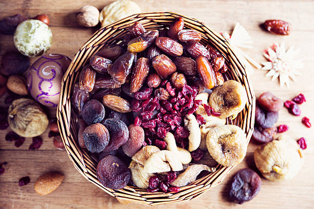 frutta secca spuntino salutare in inverno natale cibo - dried fig brown color image dried food foto e immagini stock