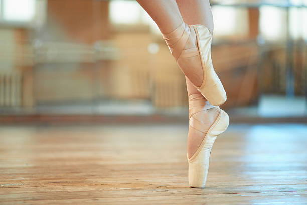 schöne beine der tänzer in pointe - dance shoes stock-fotos und bilder