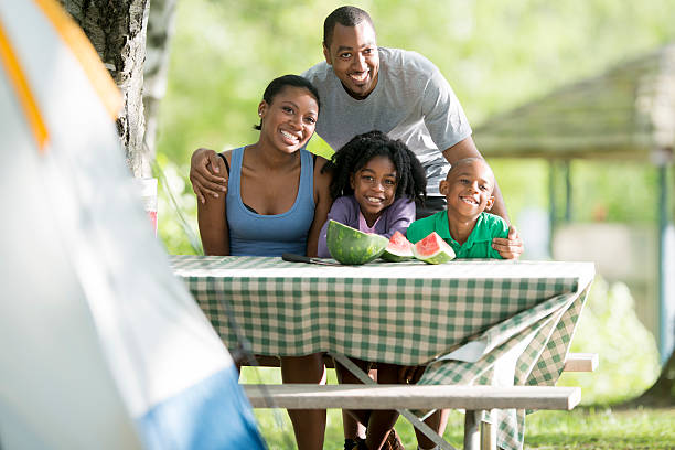 comiendo sandía en un campamento viaje - camping family vacations eating fotografías e imágenes de stock