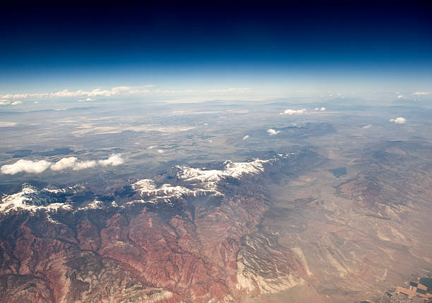 alta altitude vista de deserto. - mountain range earth sky airplane imagens e fotografias de stock