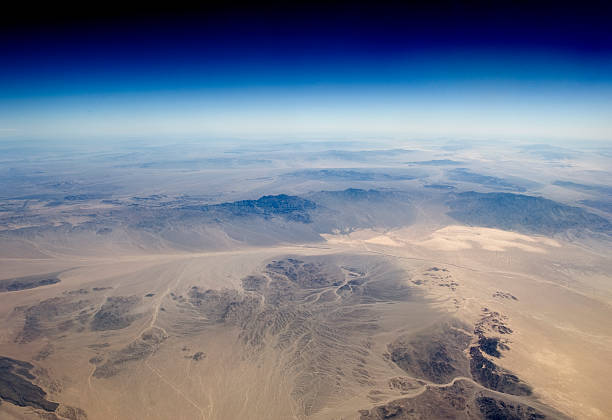 alta altitude vista de deserto. - mountain range earth sky airplane imagens e fotografias de stock