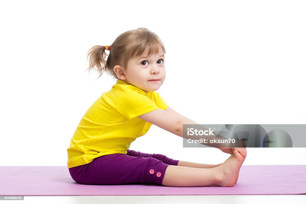 ENFANT Fille faisant des exercices de gymnastique - Photo de Gymnastique sportive libre de droits