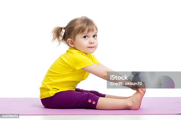 Foto de Criança Garota Fazendo Exercícios De Ginástica e mais fotos de stock de Ginástica - Ginástica, Criança, Infância