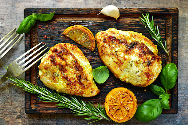 grillowane piersi z kurczaka z zioła ostry. - barbecue breast chicken healthy eating zdjęcia i obrazy z banku zdjęć