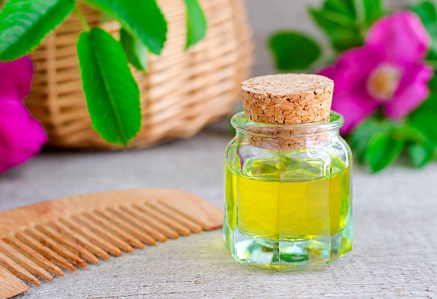 kleine flasche natürlicher kosmetik-öl (massage) - alternative medicine herbal medicine aromatherapy oil herb stock-fotos und bilder