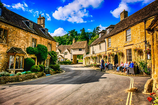 osób spoza pub w castle combe, wielka brytania - castle combe zdjęcia i obrazy z banku zdjęć