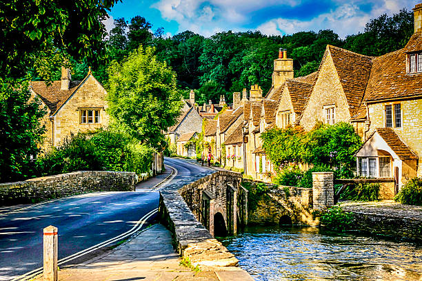 main street i bybrook river w castle combe, wielka brytania - castle combe zdjęcia i obrazy z banku zdjęć