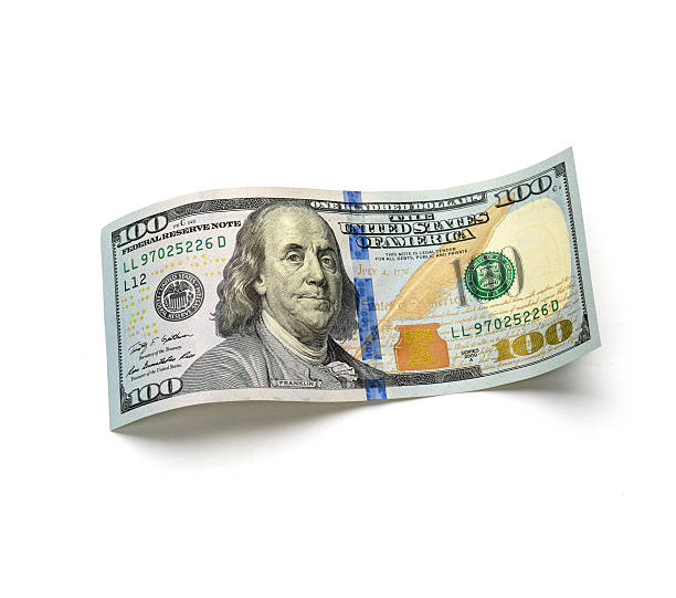 magnifique de 100 dollar facture sur fond blanc - currency us paper currency dollar sign stack photos et images de collection