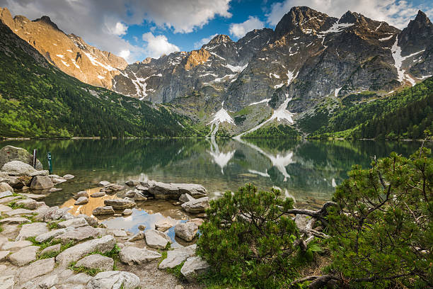 sonnenuntergang im den bergen und alpine lake - tatra gebirge stock-fotos und bilder