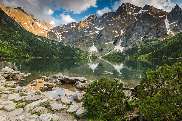 coucher de soleil dans les montagnes et un lac alpine - monts de tatra photos et images de collection