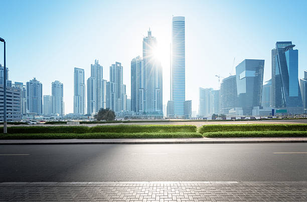 cheikh zayed route, émirats arabes unis - futuristic dubai city traffic photos et images de collection