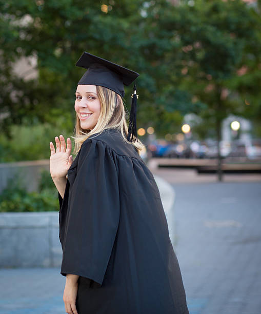 手を振る女性の学生は、大学のキャンパス卒業 - waving separation bye women ストックフォトと画像