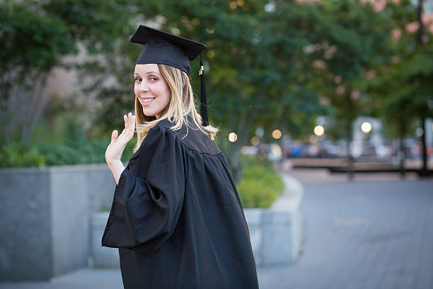 手を振る女性の学生は、大学のキャンパス卒業 - waving separation bye women ストックフォトと画像