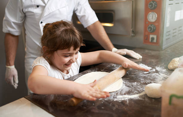 menina aprende a disponibilizar a massa - chef trainee cooking teenager imagens e fotografias de stock