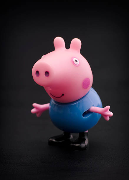 george cerdo sobre un fondo negro - peppa pig figurine toy fotografías e imágenes de stock