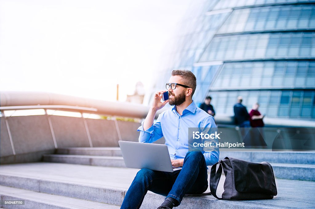 Manager mit laptop und Smartphone, London City Hall - Lizenzfrei Im Freien Stock-Foto