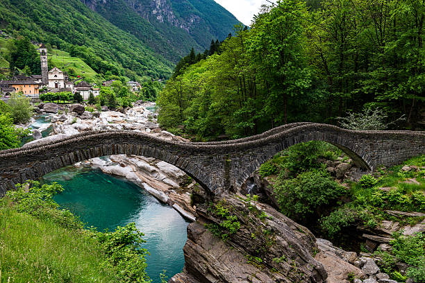 verzasca dans la vallée suisse d'old pont de pierre et church - ticino canton stone switzerland water photos et images de collection