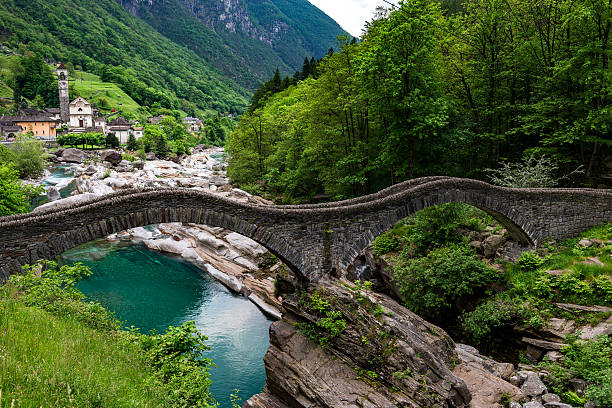 ヴァレイ ヴェルザスカ スイスで、古い石の橋や教会 - ticino canton stone switzerland water ストックフォトと画像