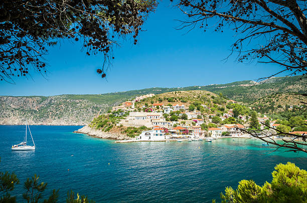 assos sull'isola di cefalonia in grecia - single flower sailboat harbor pier foto e immagini stock