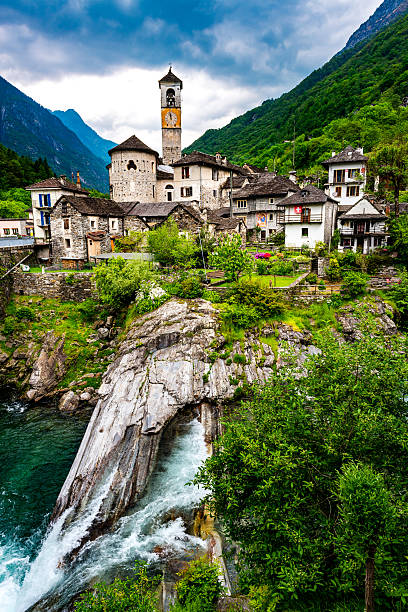 lavertezzo à vallée de verzasca en suisse - ticino canton stone switzerland water photos et images de collection