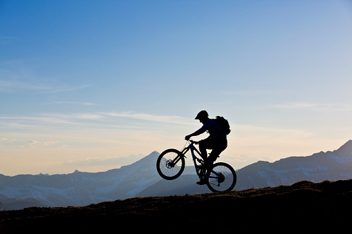 Bicicleta de montaña sobre ruedas traseras diversión photo