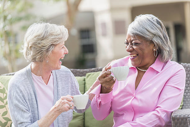 afroamerykanie starsza kobieta, przyjaciel mówi na herbatę - coffee buzz zdjęcia i obrazy z banku zdjęć