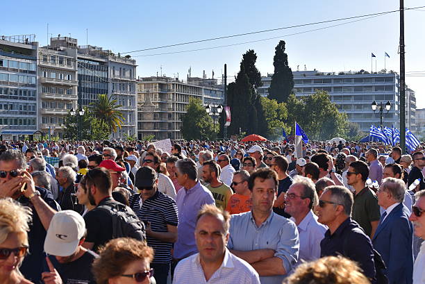 народ требует правительства греции на возвышении - greek parliament audio стоковые фото и изображения