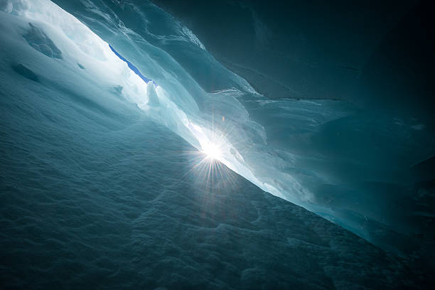 blackcomb caverna di ghiaccio - crevasse foto e immagini stock