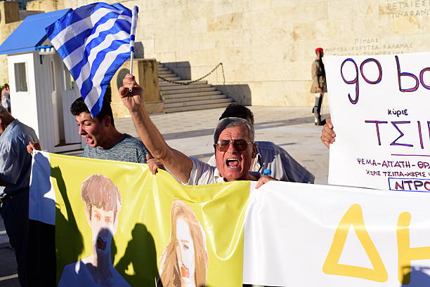 народ требует правительства греции на возвышении - greek parliament audio стоковые фото и изображения