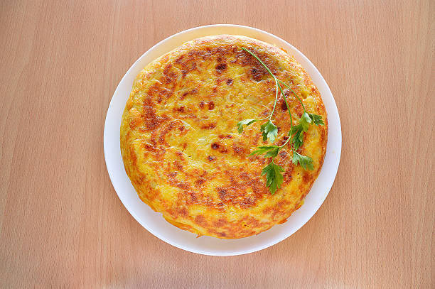 美味しいスペインのオムレツ - omelet breakfast eggs onion ストックフォトと画像