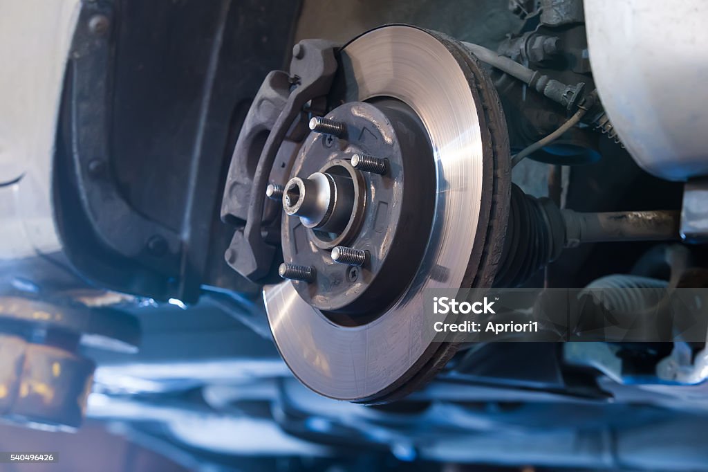 Auto Bremsscheibe Stockfoto und mehr Bilder von Bremse - Bremse, Auto,  Reparieren - iStock
