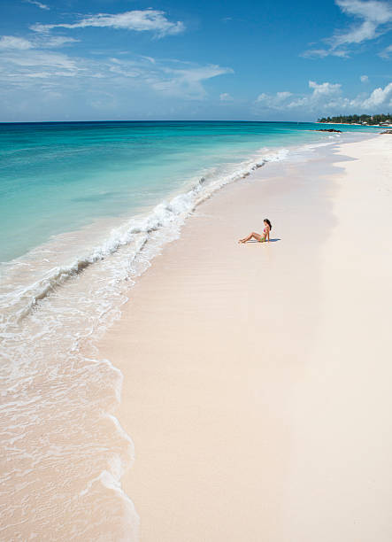 сидящая женщина впереди карибское море - swimwear caribbean sea beach water стоковые фото и изображен�ия
