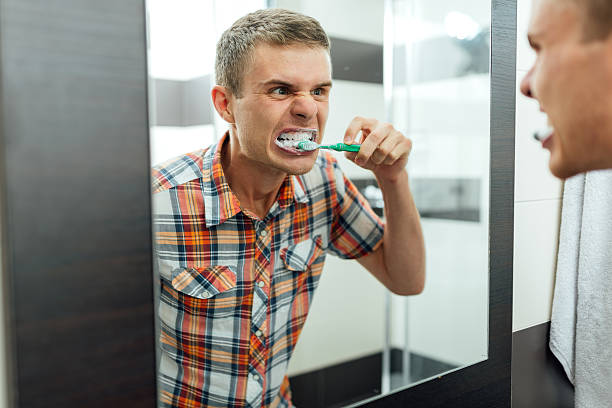 hombre limpia dientes en el baño - dental hygiene elegance black toothbrush fotografías e imágenes de stock