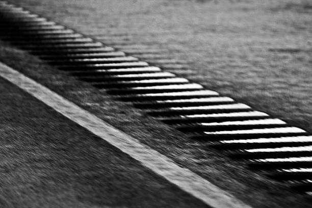 estrada para o ombro ronco tiras - rumble strip imagens e fotografias de stock