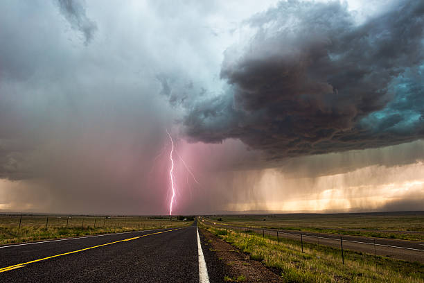 dramatic storm clouds and lightning - 叉狀閃電 個照片及圖片檔