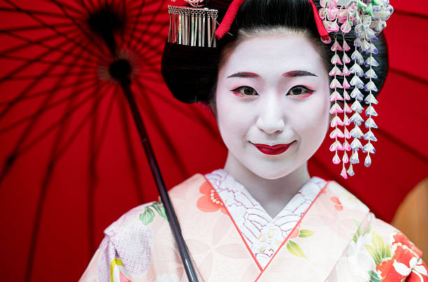 schöne maiko mädchen lächelnd - parasol umbrella asian ethnicity asian culture stock-fotos und bilder