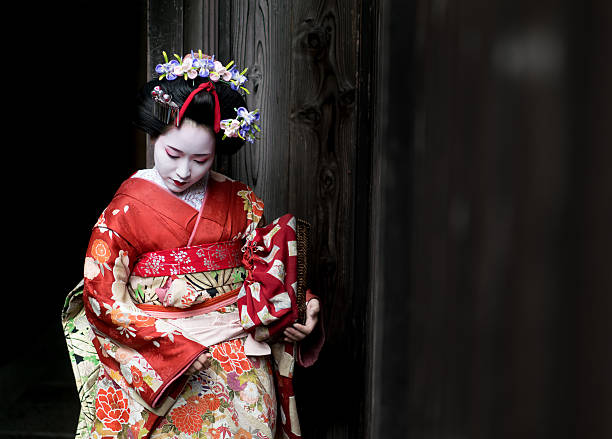 geisha con un hermoso kimono - geisha fotografías e imágenes de stock