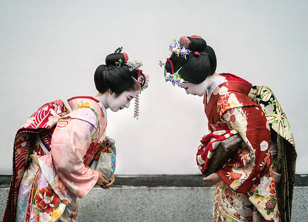 geishe che si salutano - geisha japanese culture women japanese ethnicity foto e immagini stock