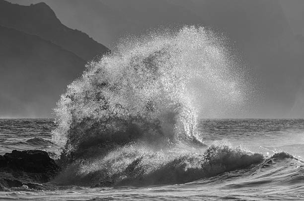 istock Crashing Waves on the Na Pali Coast 540514344